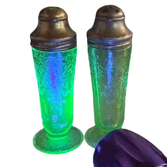Vintage 1930s Hazel Atlas Royal Lace Uranium Green 4" Salt Pepper Shaker Pair - Picture 7 of 12